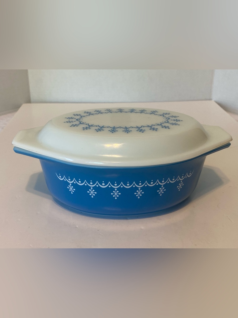 Vintage Pyrex 1.5 Qt Lidded Dish Snowflake Garland Blue/White- Immaculate